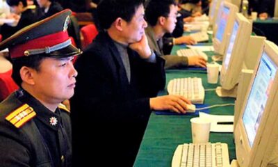 Un funcionario chino frente a un computador