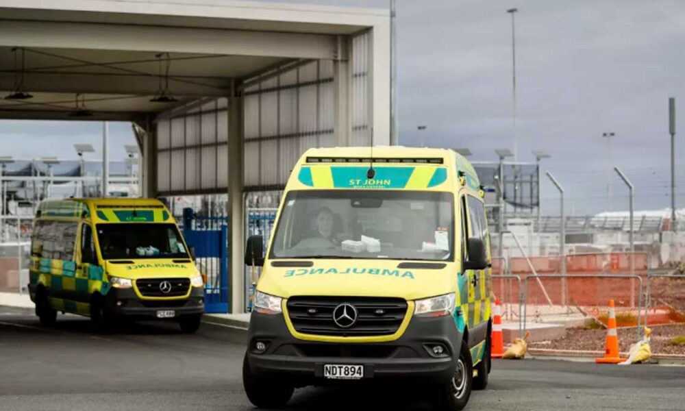 Varias ambulancias salen del aeropuerto internacional Auckland en Auckland, Nueva Zelanda, el lunes 11 de marzo de 2024. Más de 50 personas resultaron heridas tras un “fuerte movimiento” en un avión chileno que viajaba desde Sydney, Australia, a Auckland. (Dean Purcell/New Zealand Herald via AP) (Dean Purcell / Associated Press)