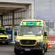 Varias ambulancias salen del aeropuerto internacional Auckland en Auckland, Nueva Zelanda, el lunes 11 de marzo de 2024. Más de 50 personas resultaron heridas tras un “fuerte movimiento” en un avión chileno que viajaba desde Sydney, Australia, a Auckland. (Dean Purcell/New Zealand Herald via AP) (Dean Purcell / Associated Press)