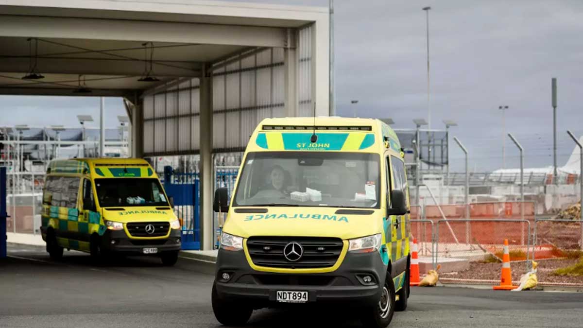 Varias ambulancias salen del aeropuerto internacional Auckland en Auckland, Nueva Zelanda, el lunes 11 de marzo de 2024. Más de 50 personas resultaron heridas tras un “fuerte movimiento” en un avión chileno que viajaba desde Sydney, Australia, a Auckland. (Dean Purcell/New Zealand Herald via AP) (Dean Purcell / Associated Press)